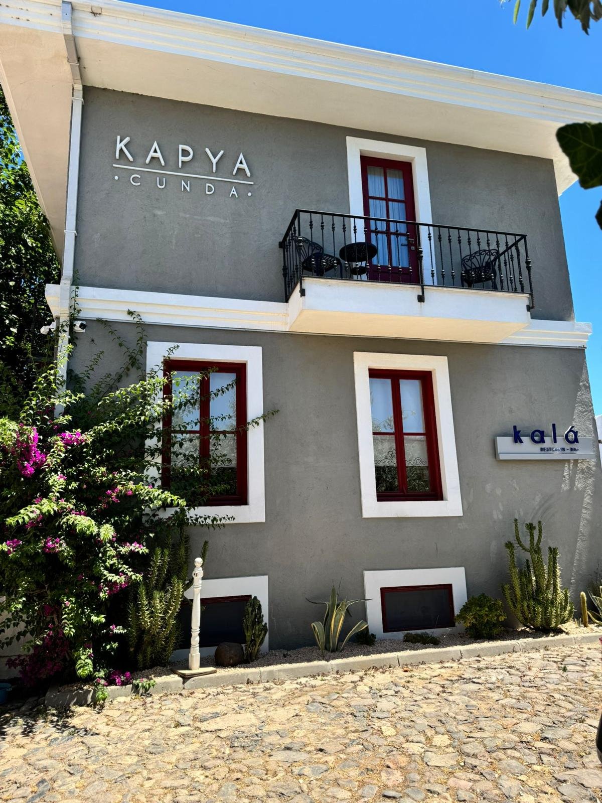 Fassade des Kapya Cunda Hotels auf der Insel Cunda, Ayvalık