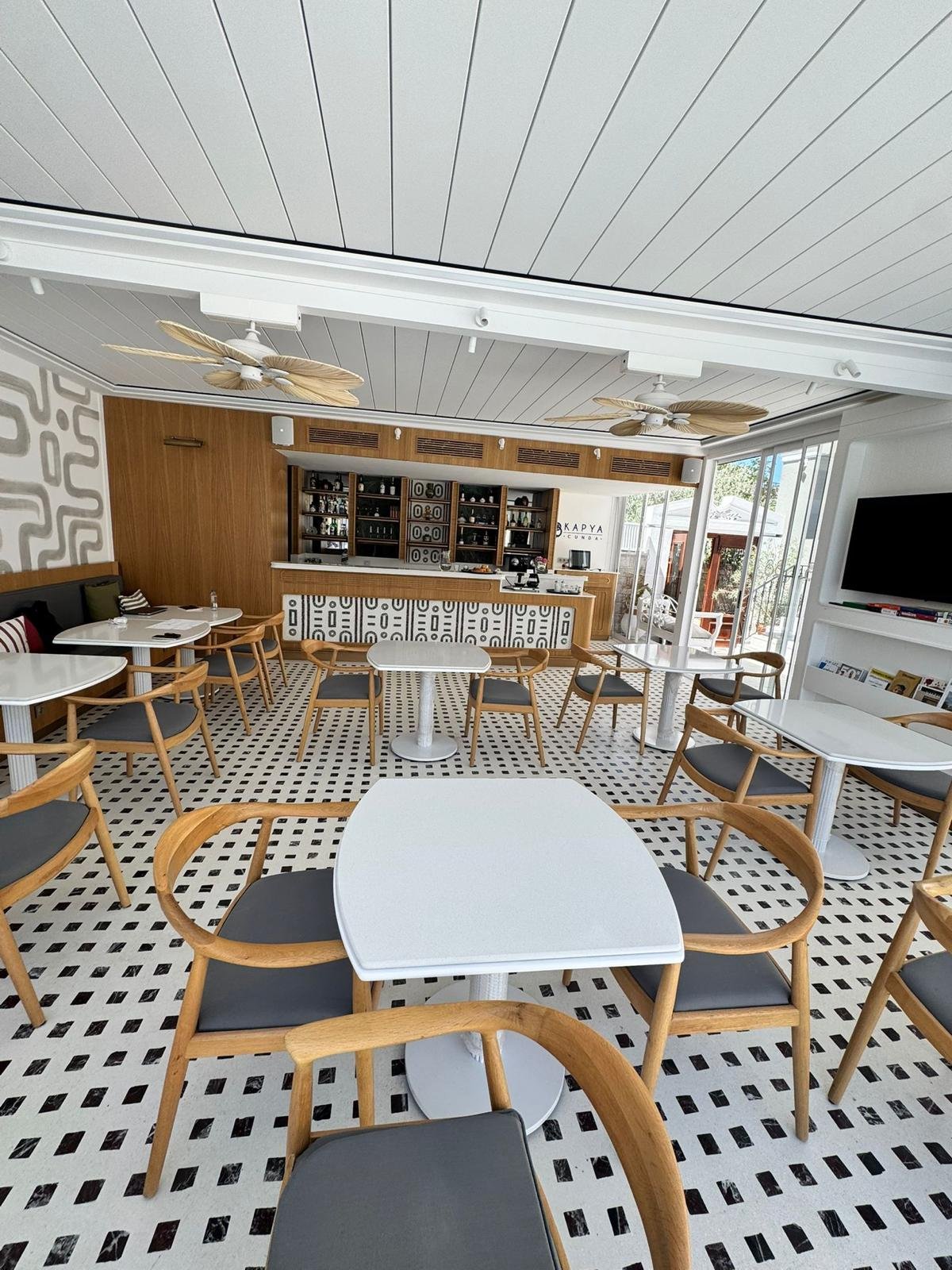Restaurant und Bar im Kapya Cunda Hotel mit Vialeg VLG-234 Tischgestellen