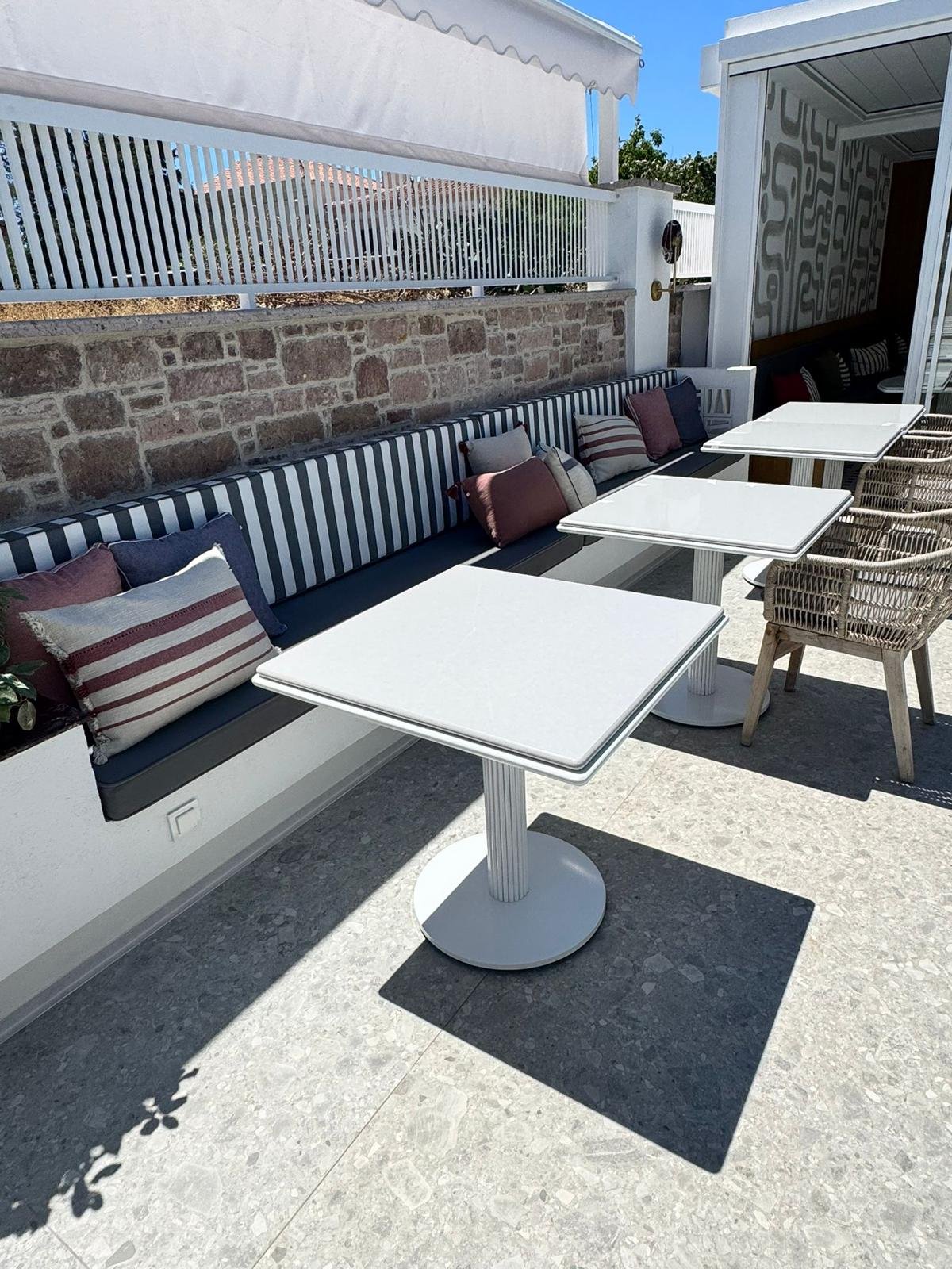 Terrasse des Kapya Cunda Hotels mit Vialeg VLG-234 Tischgestellen